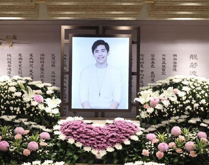 【众星悼念王建隆】陈怡蓉王建隆曾拍薰衣草近日，据台媒消息，43岁的台湾演员王建隆
