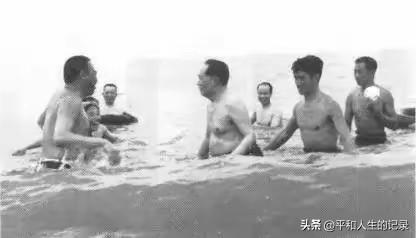 1955年，毛主席在北戴河游泳。左起:罗道让、李讷、罗瑞卿、毛主席、叶子龙、孙勇