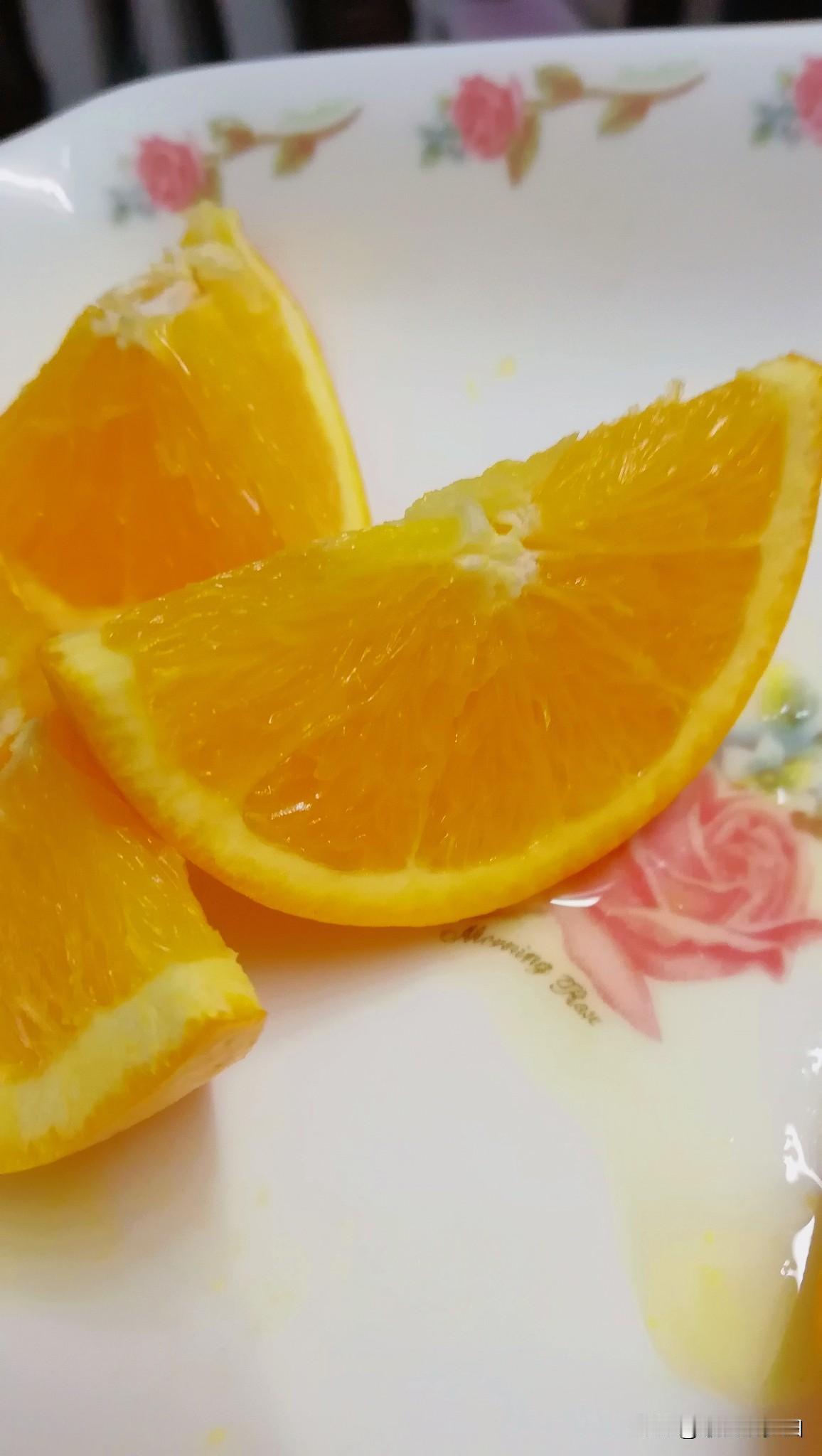北方暴雨冷到破纪录，
南方高温不退，
气象专家详解十月“冰火两重天”成因：
这一