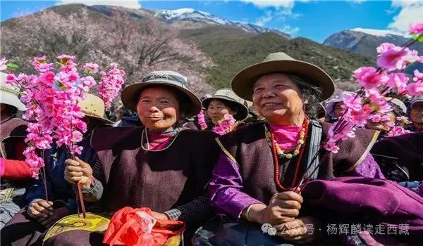 三八妇女节有感

⊙李熙元

时代变迁感万千，
女人能顶半边天。
拼搏职场须眉赞