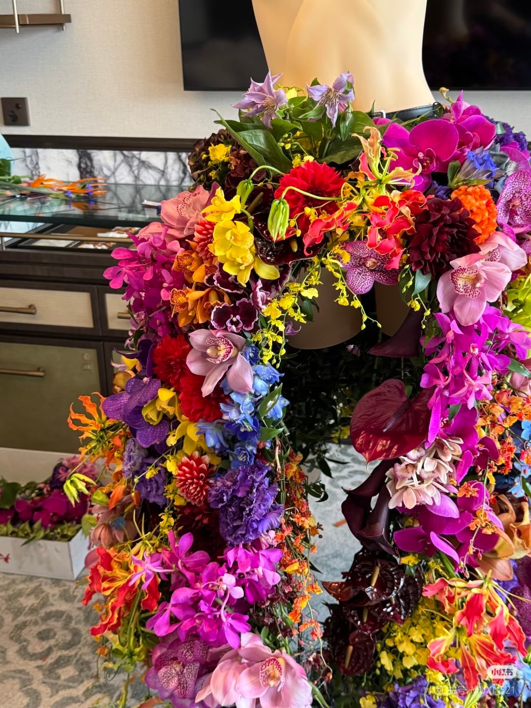 戚薇vogue盛典花裙子制作过程🌺由世界顶级的花艺艺术家 Azuma Mako