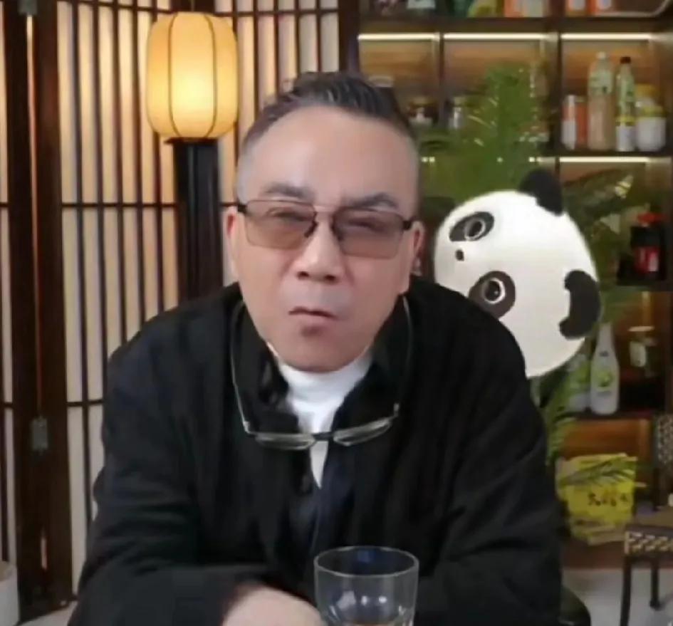 狼子野心，“养奶五”骂郭老师另有隐情？
这几天曲艺赛道清静了很多，小五被封，究其