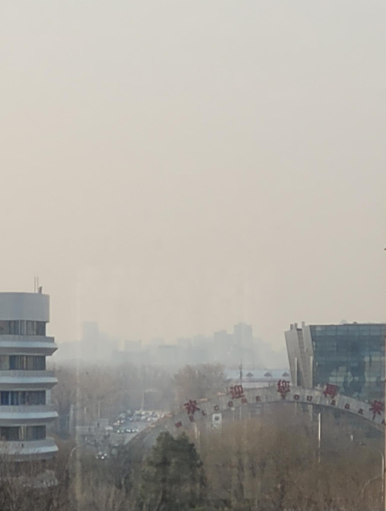 今天北京雾霾连续五天了：空气质量报告为良，按国际准衡量也是轻雾霾。还可以肉眼观察
