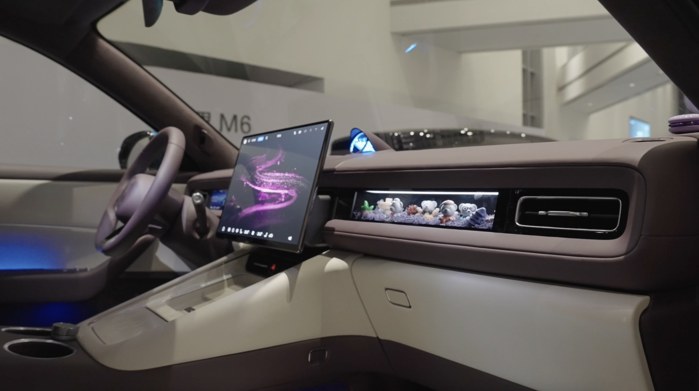 问界M6搭载可DIY副驾灵感橱窗副驾位置现在能变成自己的小展台，放点喜欢的摆件，