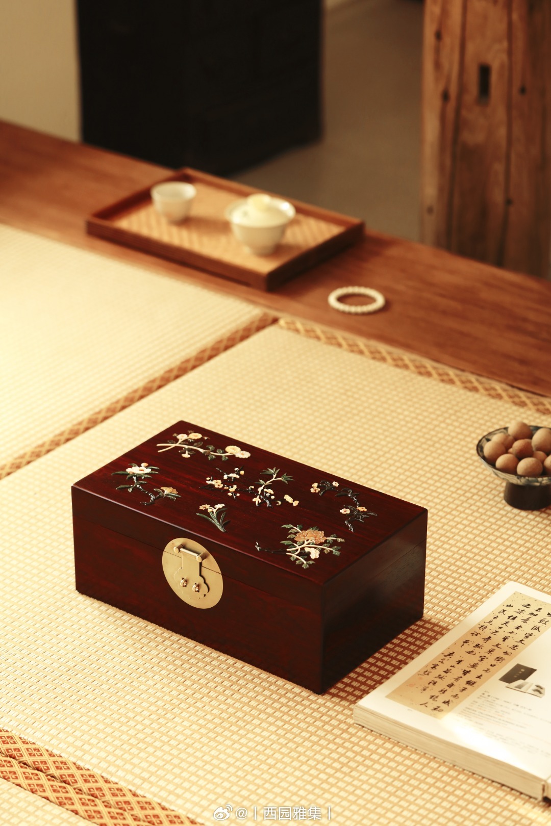 小叶紫檀×百宝嵌 | 四季平安·首饰盒取材小叶紫檀老料卯榫制作，盒面百嵌、梅兰竹