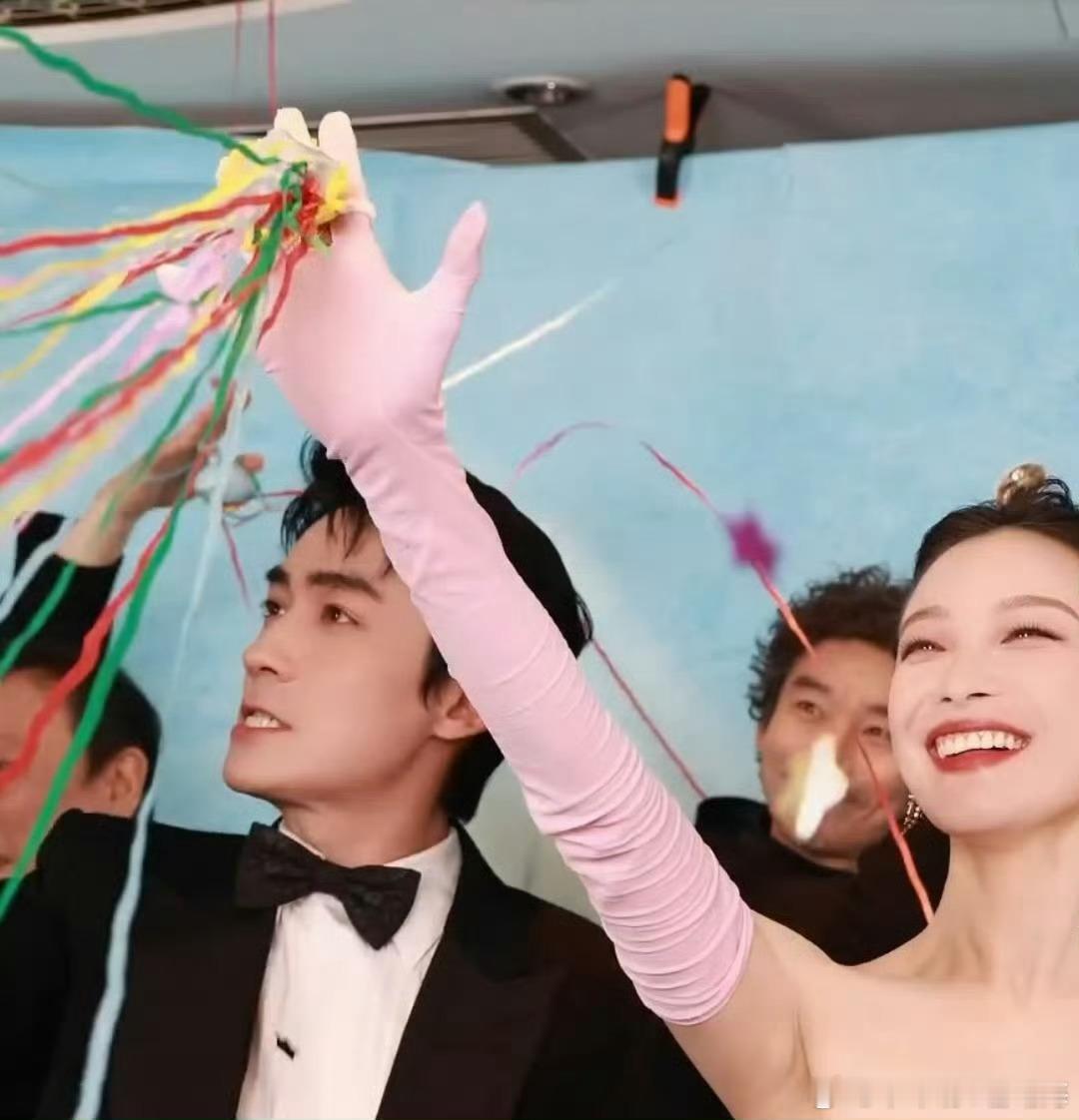 朱一龙面对彩带咬牙切齿的，差点就和彩带打一架了，这表情太搞笑了。 ​​​
