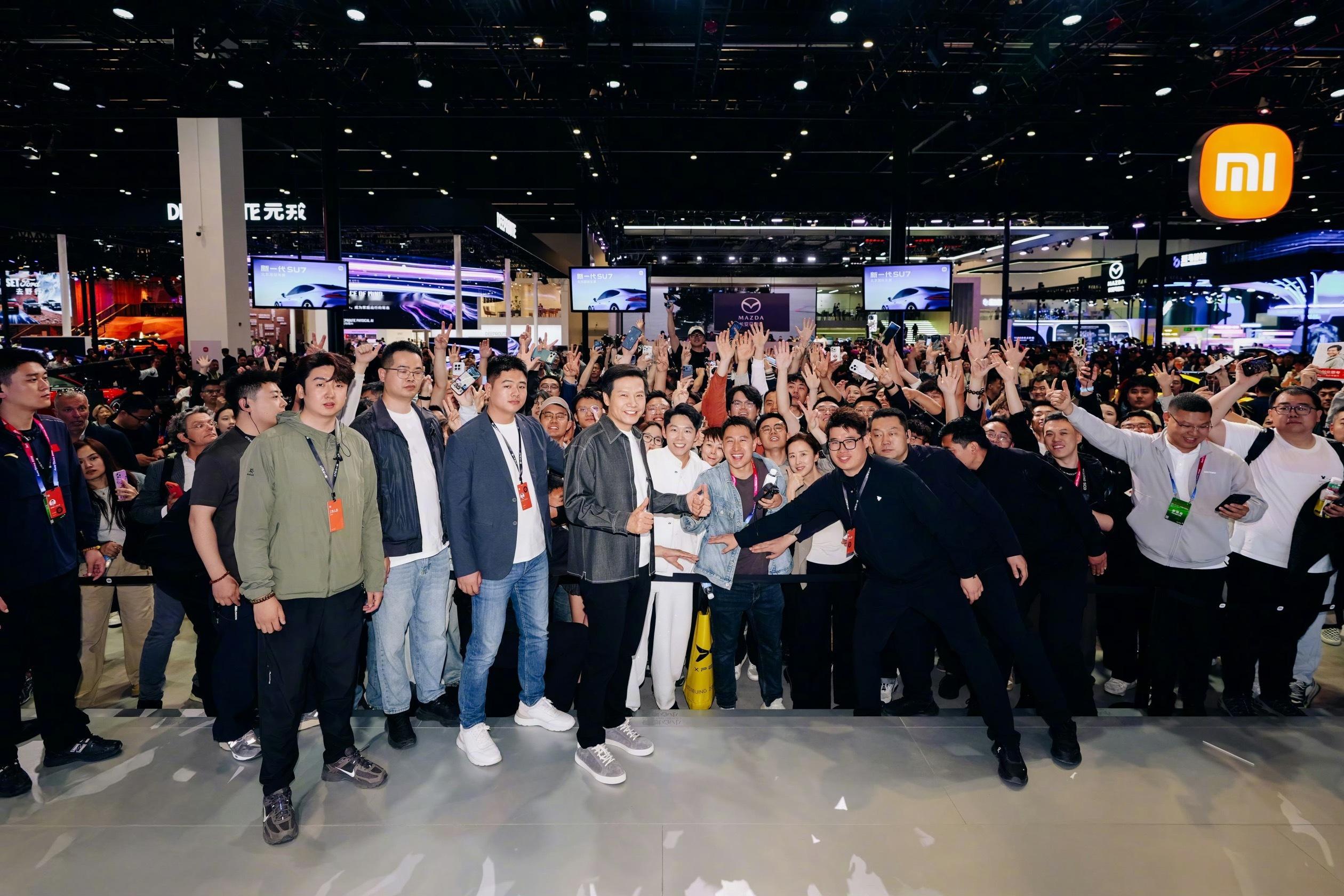 雷军晒北京车展合影“雷总你好帅！”现场“尖叫连连”。雷总时隔一年再临大型车展，并