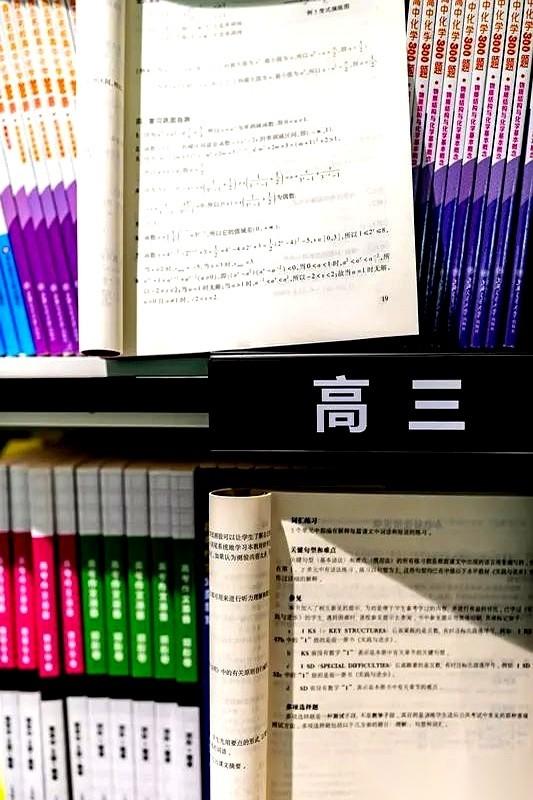 今年新高考数学一卷的成绩单，就像一颗砸进水里的实心铁球。
720万名高三学生，横