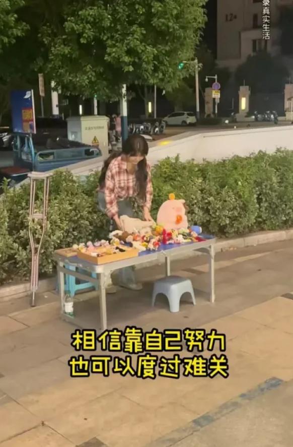 2021年，女孩癌症到晚期，被父母当成负担，一刀切断所有往来。为求生，身体稍有好
