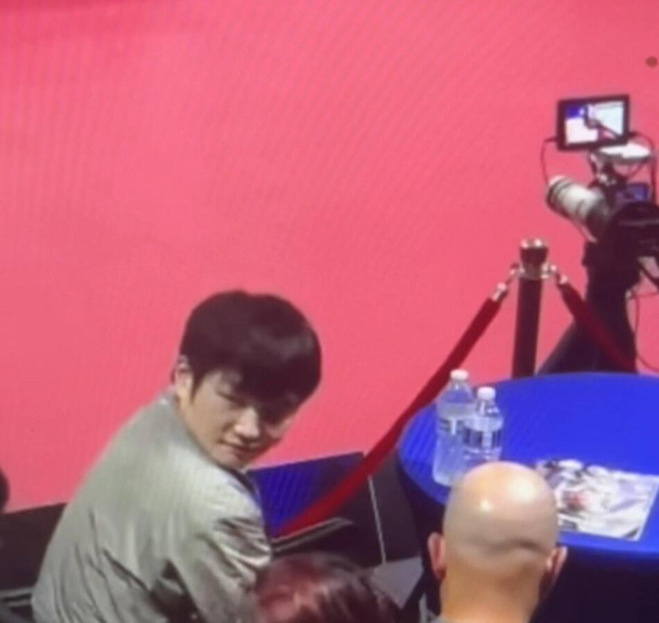 东哥一直在回头，因为大家都想和他打招呼，一直在叫他，真的很可爱，回头熊猫！
看到