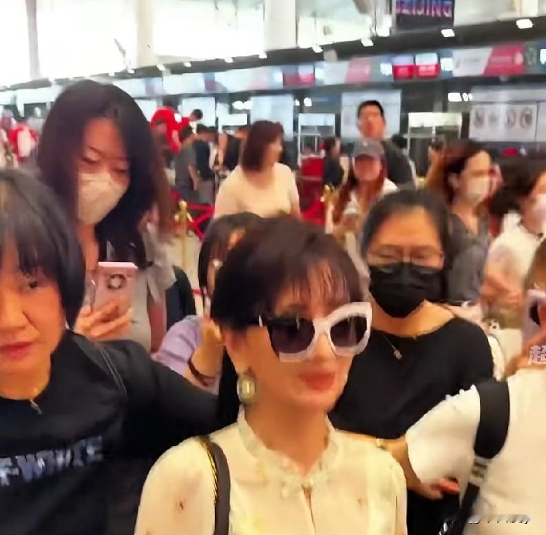 中国男篮在沈阳偶遇赵雅芝
北京时间6月28日晚中国男篮将士落地沈阳桃仙国际机场时