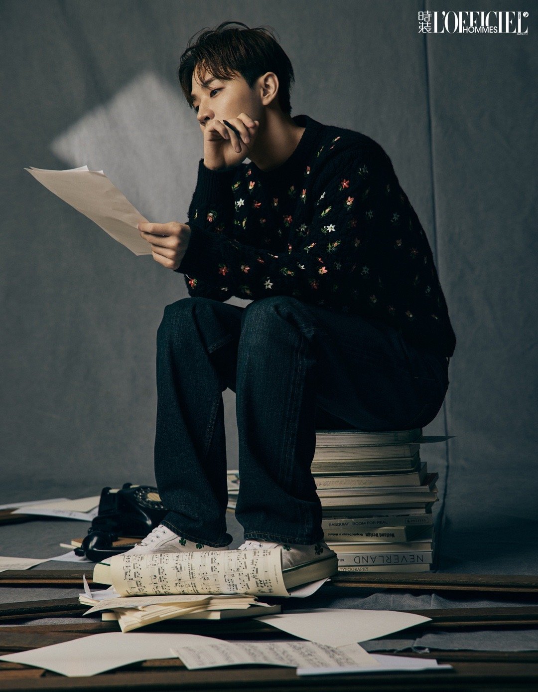 刘宪华肩膀上有只鹦鹉温柔与诗意撞个满怀，刘宪华肩头栖着鹦鹉，画面静谧雅致，气质与