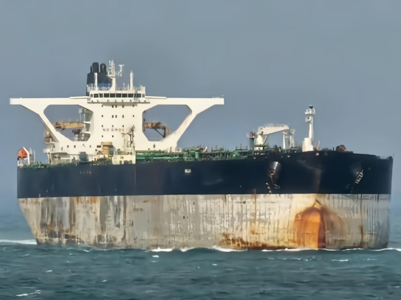 被美国海岸警卫队追了10天的“贝拉1”号油轮，眼看快被追上了，居然在船身上画了一