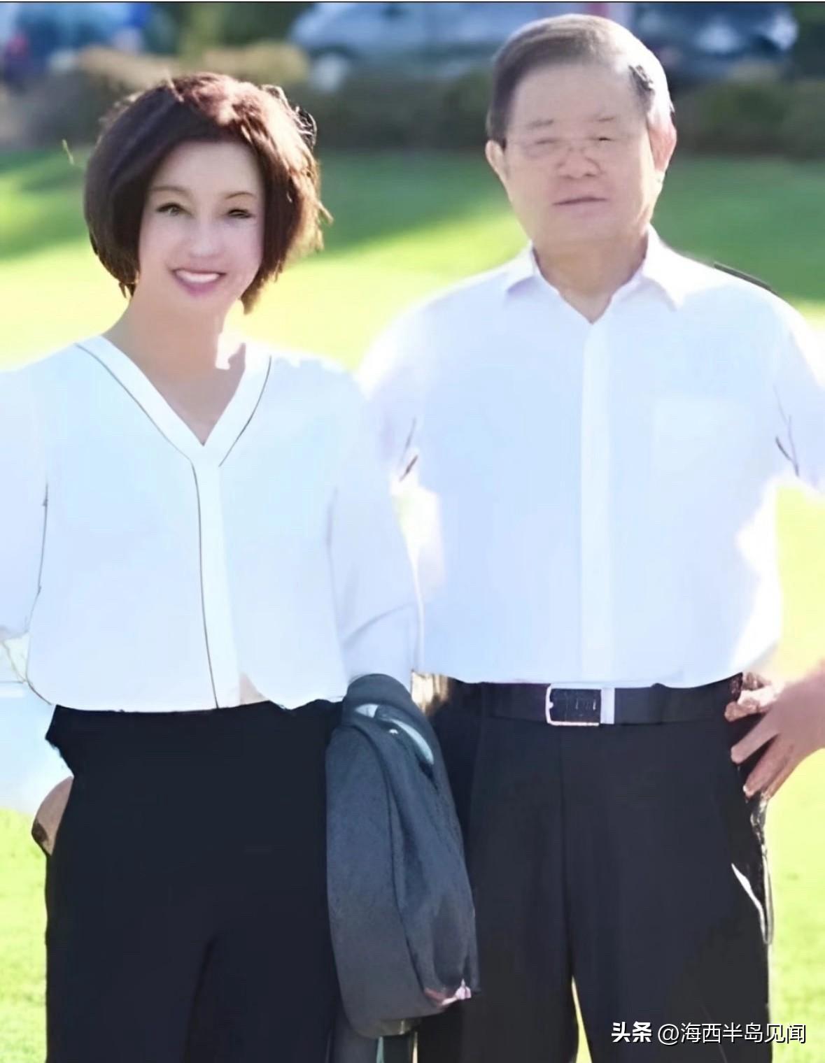 谁会想到，这是82岁的王晓玉与71岁的刘晓庆一张合影。两人穿着白色衣服，深色裤子