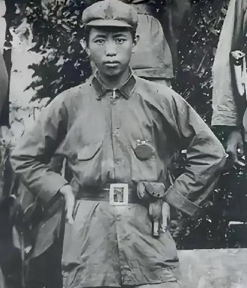 1962年，空军司令刘亚楼缴获一把美式伞刀，把玩时不慎被锋利的弹簧机构划破手指，