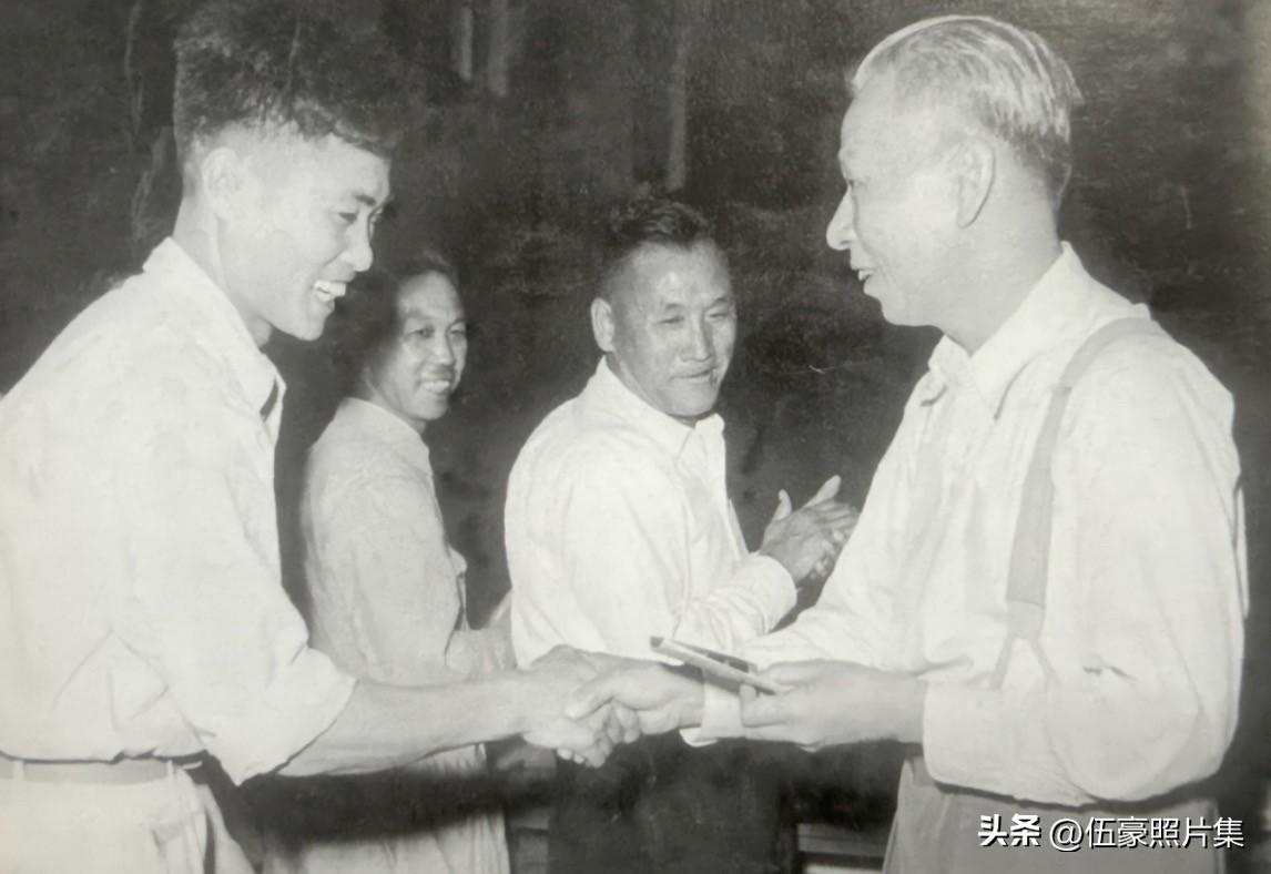 1957年5月17日，刘少奇同志在中南海接见北京地质学院（今中国地质大学）应届毕