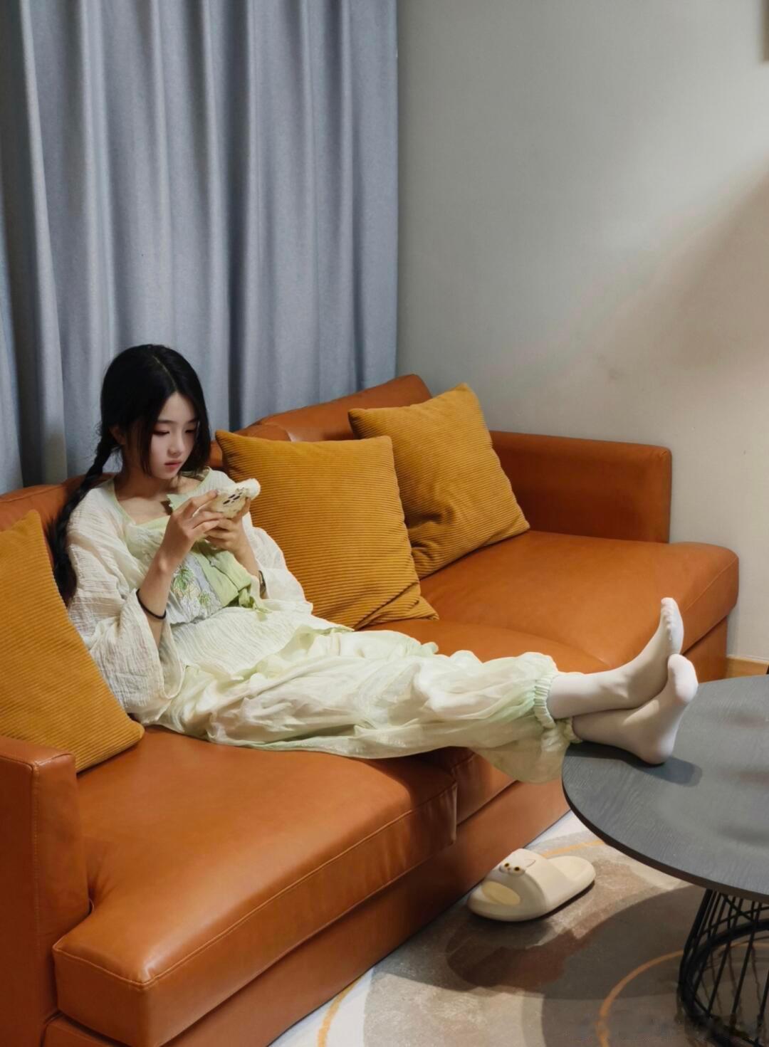 深夜里的小可爱，群里白丝。随手拍张图，分享美好瞬间 什么样的丝袜，能搭配得时尚不