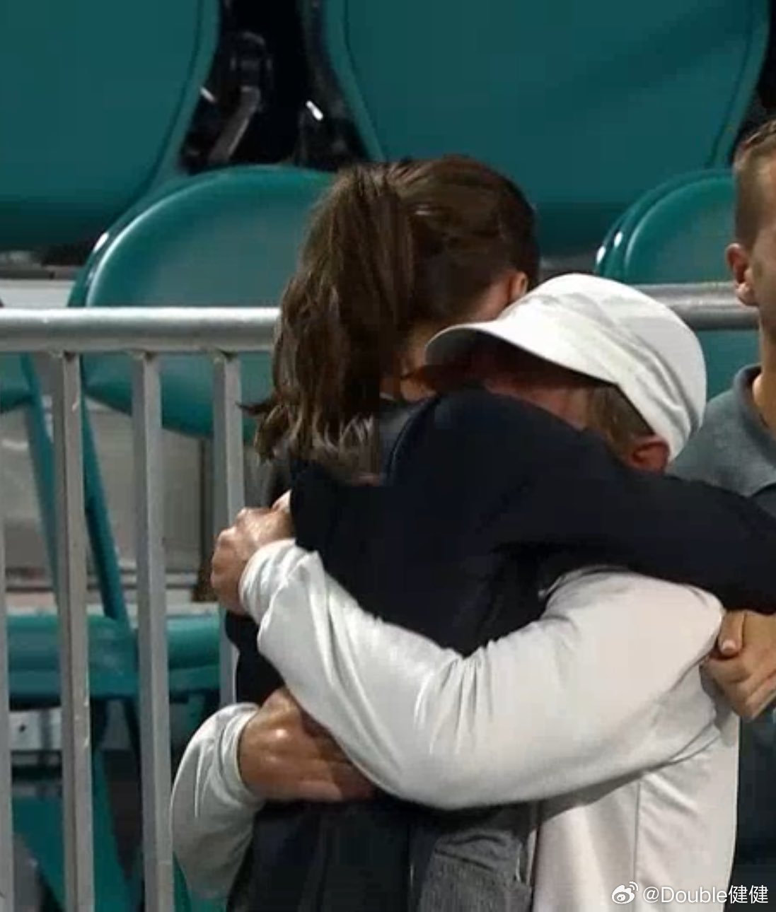 你们觉得斯瓦泰克最近咋了？她全场48UE！里内特获胜后，场边的教练A-拉德万斯卡