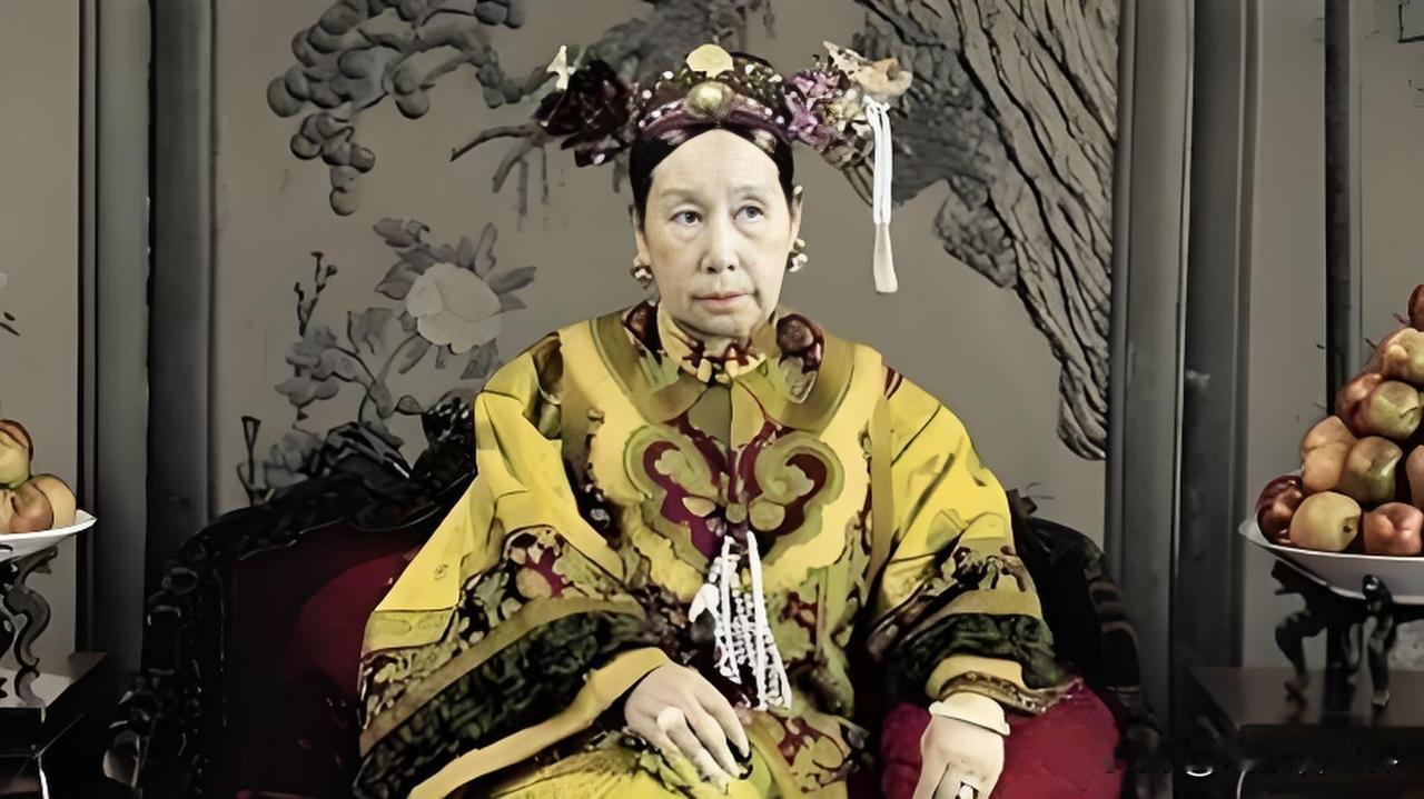 清朝虽经历洋务运动的“器物革新”，但核心仍维系着君主专制、官僚腐败、自然经济主导