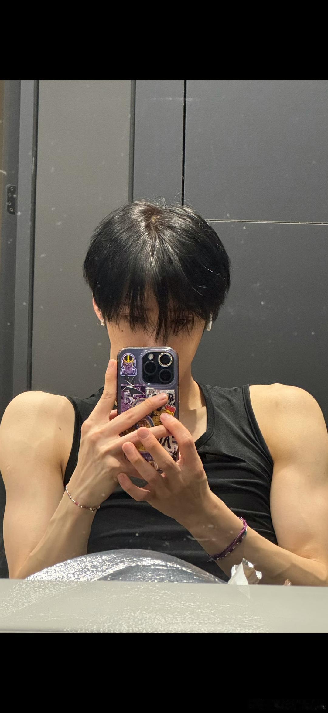 目前男爱豆圈子里最流行的直角肩 