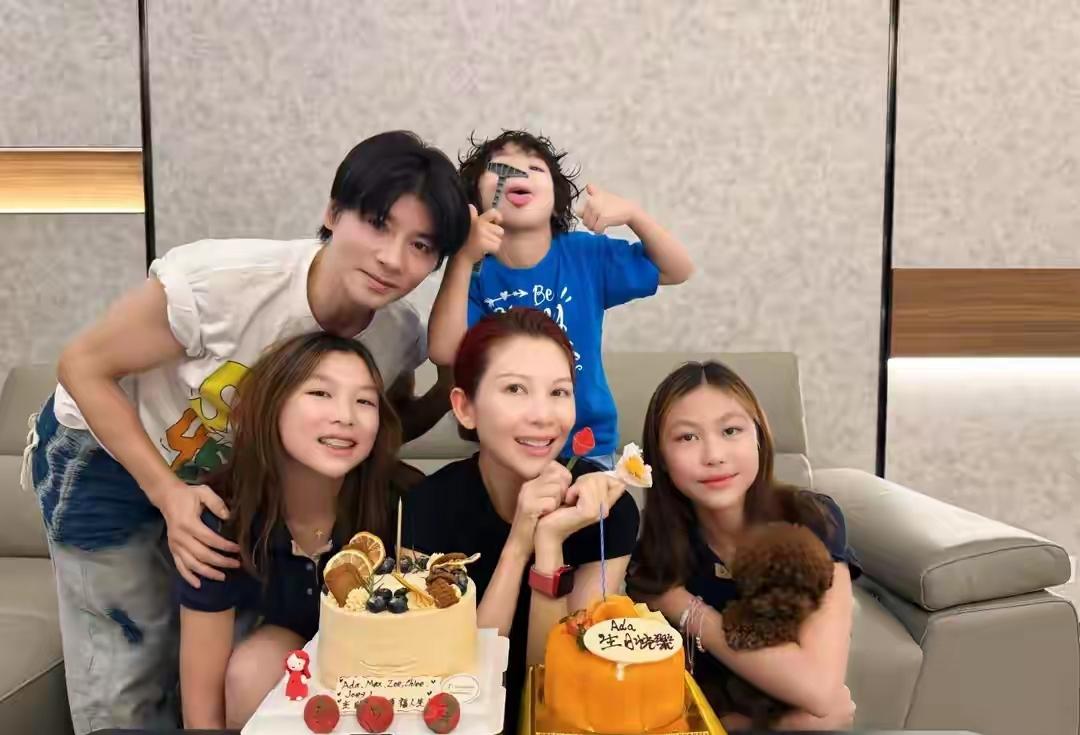 蔡少芬迎来51岁生日，一家五口家中庆生，家庭氛围感温馨又幸福！
蔡少芬这一家真是
