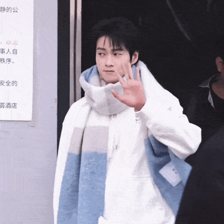 魏大勋你好星期六上班 魏大勋今日上班路透，白色卫衣➕白蓝围巾🧣好清新，冬日男友