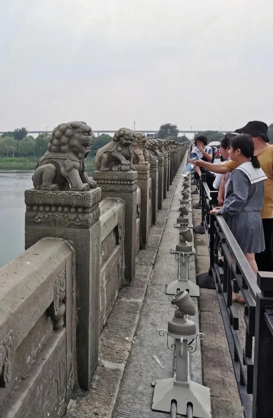 卢沟桥被洪水冲垮？假的，典型的误传。

网民公开的视频中，垮塌的桥段并不是卢沟桥