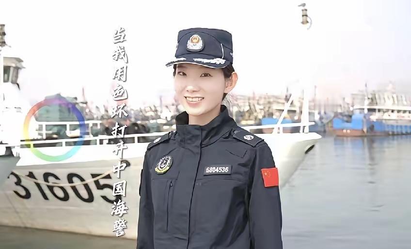 这是什么制服，肩膀上带着的像是国徽一样，还以为是总警监，左胸前还有警号，右边的胸