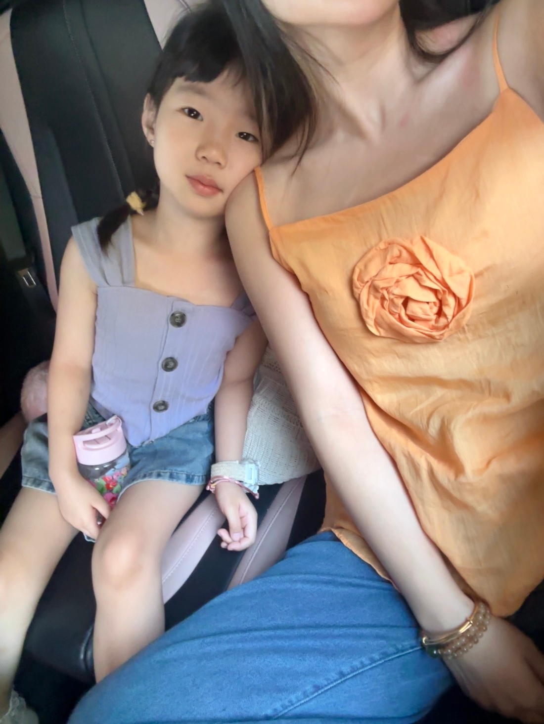下午要去补眉 今儿出门完全素颜 连防晒都没涂周末终于穿上吊带儿了 多拍几张今儿啥