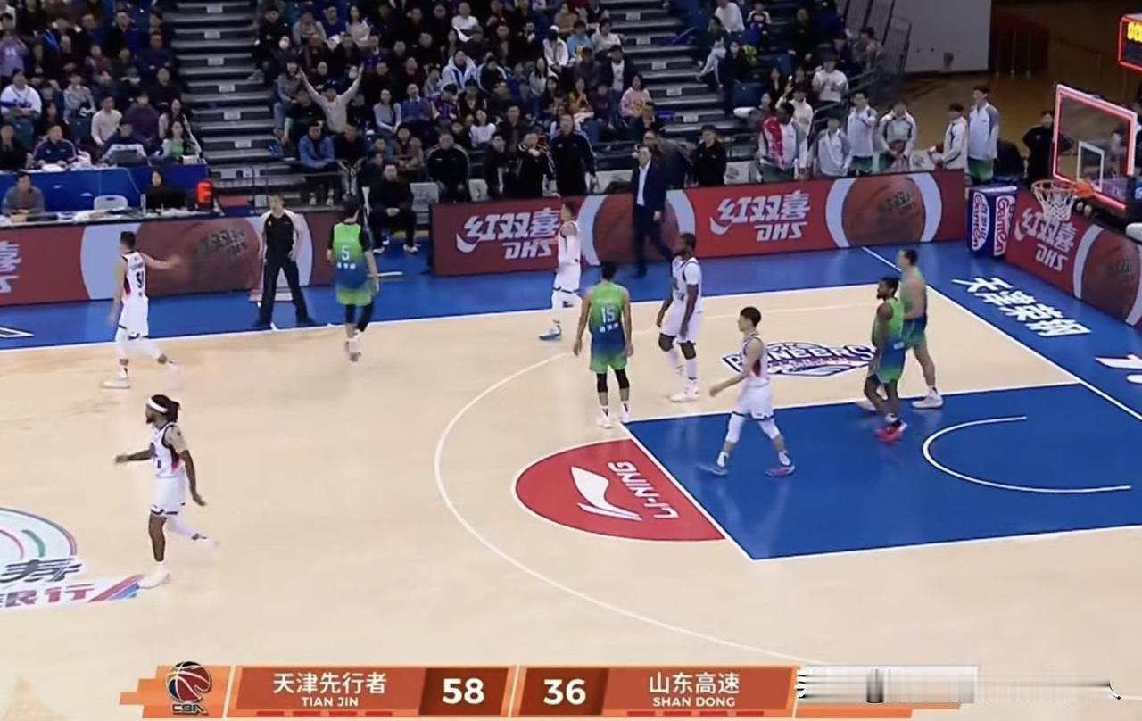 高速半场落后22分！陈林坚唯一一次出手投中三分，可惜队友就是不给传球！
从邱彪对
