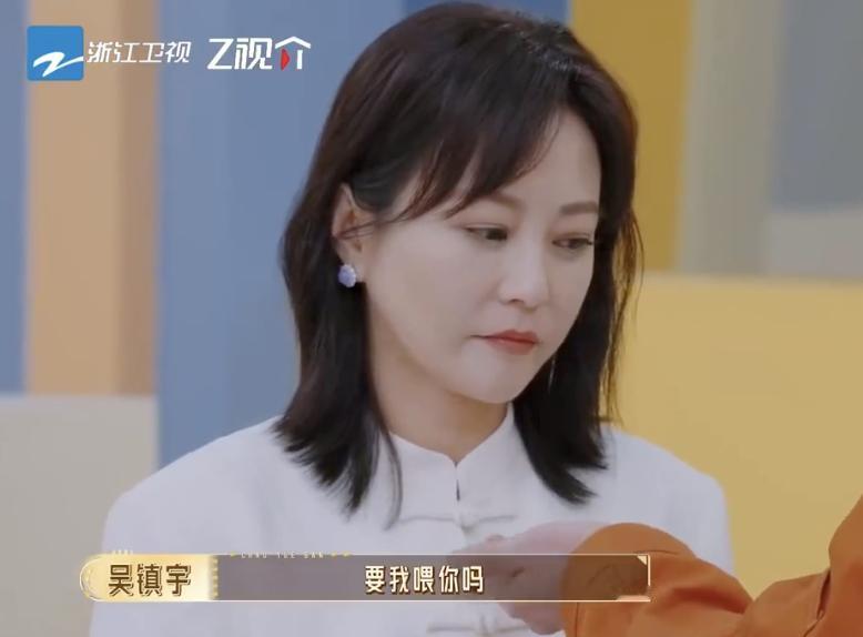 吴镇宇在《无限超越班》里用嘴喂郝蕾吃药这段争议挺大的。

大家都觉得一个综艺节目