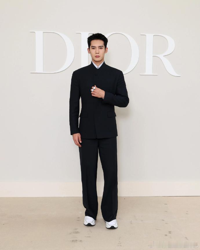 于适李昀锐DIOR大秀于适李昀锐将巴黎男装周同框 ​于适李昀锐DIOR大秀，两位