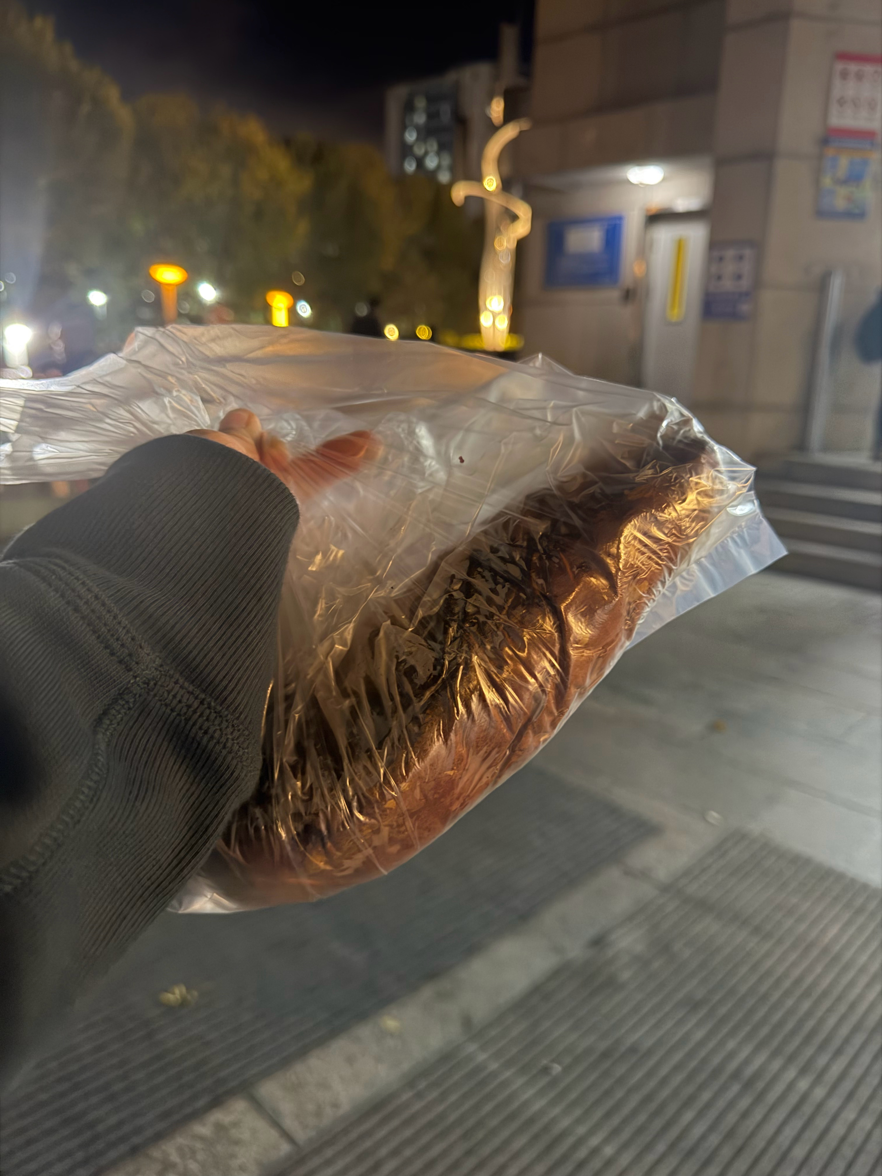 还没出地铁站呢，就闻见烤红薯的味道了，真是太香啦，这么冷的天，吃上一口烤红薯太幸