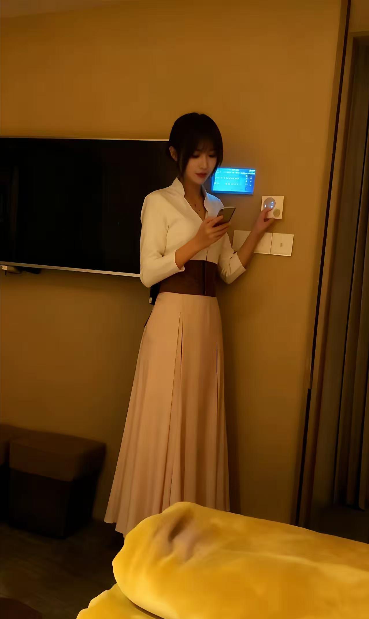 男人花300块给女朋友买礼物，女朋友看不上，但是花300去足浴店，人家把你当上帝