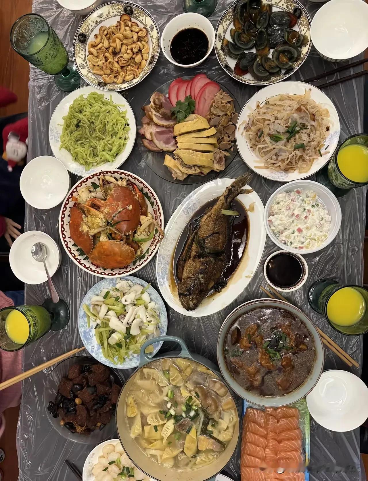 看下图，你只需要看一道菜就知道这是哪里的年夜饭。不知道有心的网友能不能看出来?