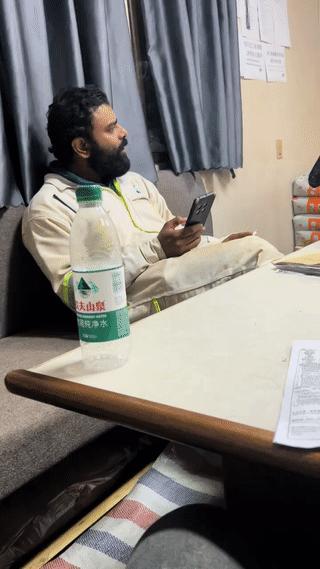 和印度人在一起工作是一种什么样的感觉？
这是一名男子和他的两名印度同事坐在一起休