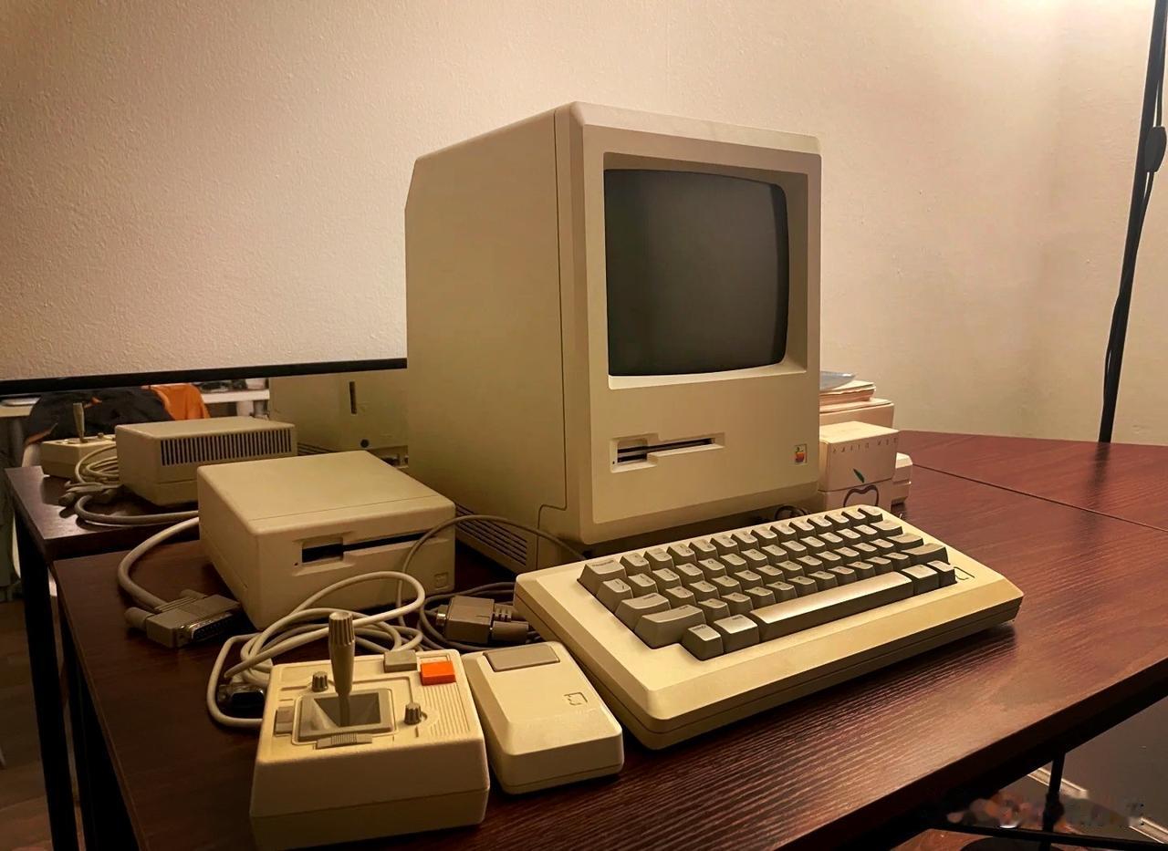 世界第一台个人电脑诞生！

1981年8月12日，国际商用机器公司（IBM）在纽