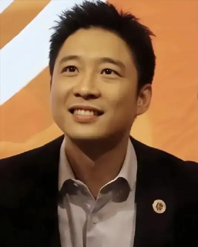 3元发圈稳占C位
 
她戴3元发圈、穿50块牛仔裤，却让霍家三代低头。
 
霍启