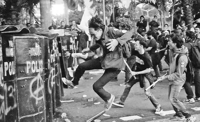 印尼人终于想明白了。印尼“30年一轮回”，以前两次出问题，首先就把气出在华人身上
