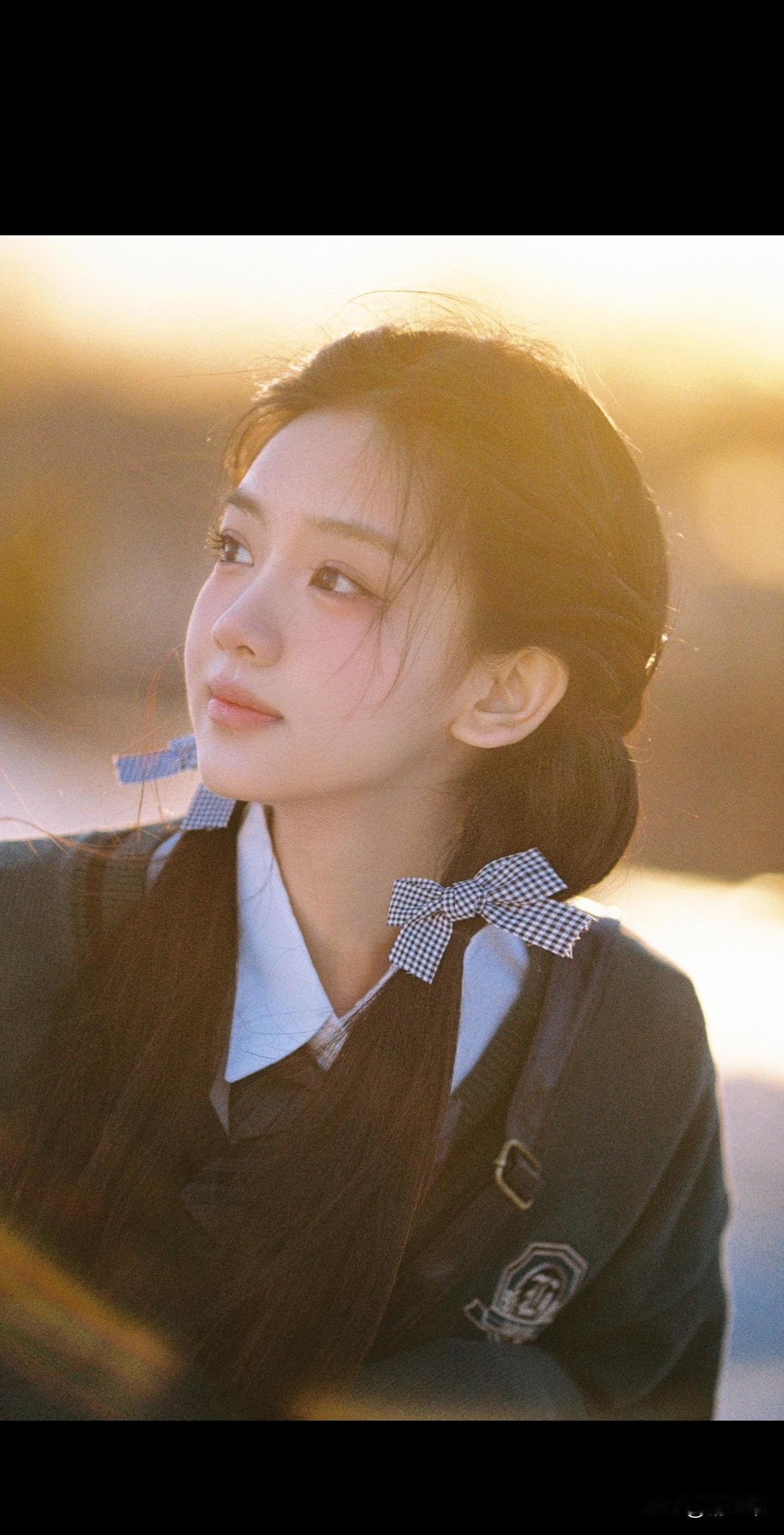 校园少女，青春洋溢，微笑面对每一天！🌞💕