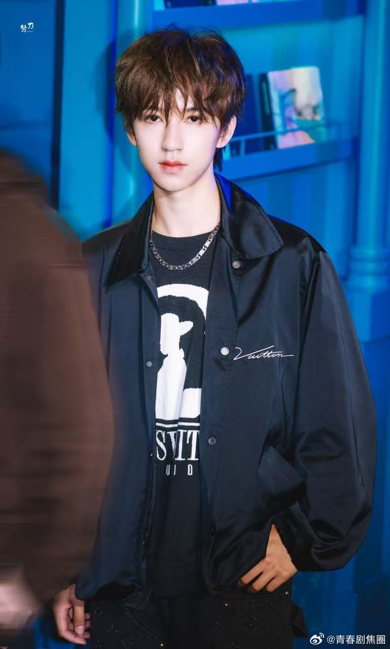 在刘耀文贺峻霖面前宋亚轩都变成熟了刘耀文贺峻霖欢乐整活，宋亚轩一脸淡定吐槽，画风