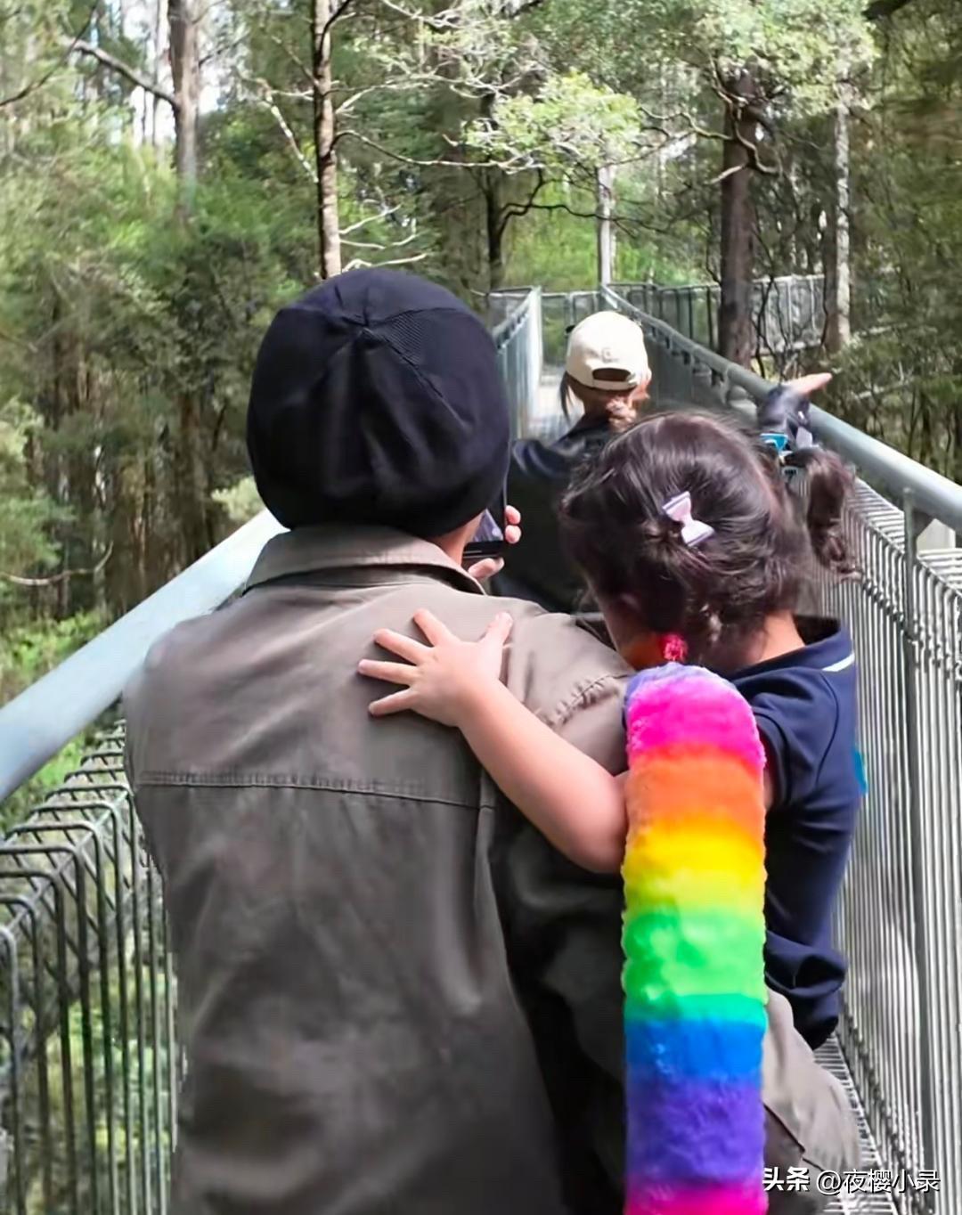 周杰伦一手抱娃一手给昆凌拍照，这老公力满满啊！夫妻两人结婚10多年了，现在也有三