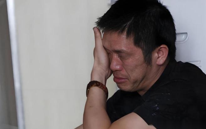 湖南一男子在参加儿子婚礼时，意外听到多个亲戚说儿子与在场一名男宾客长得很像，事后