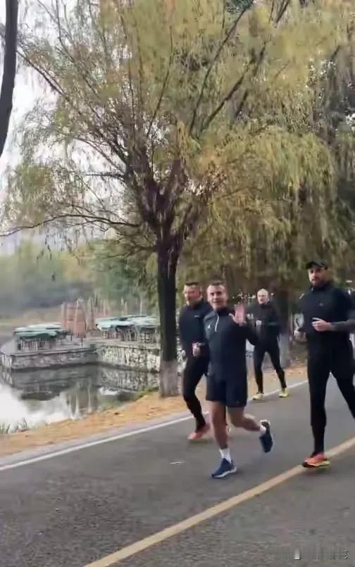 我不羡慕马克龙的地位
也不羡慕他和老婆的感情
我羡慕的是，马克龙这个习惯太好了，