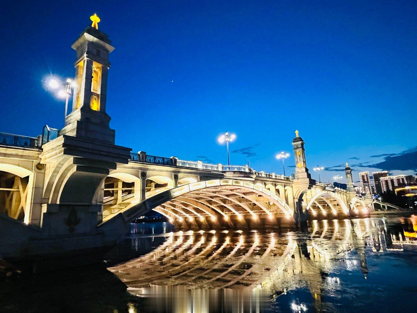 【夏天的夜晚漫步在西洱河畔，#大理兴盛桥上牵手走一走相爱到永久# ！】著名的大理