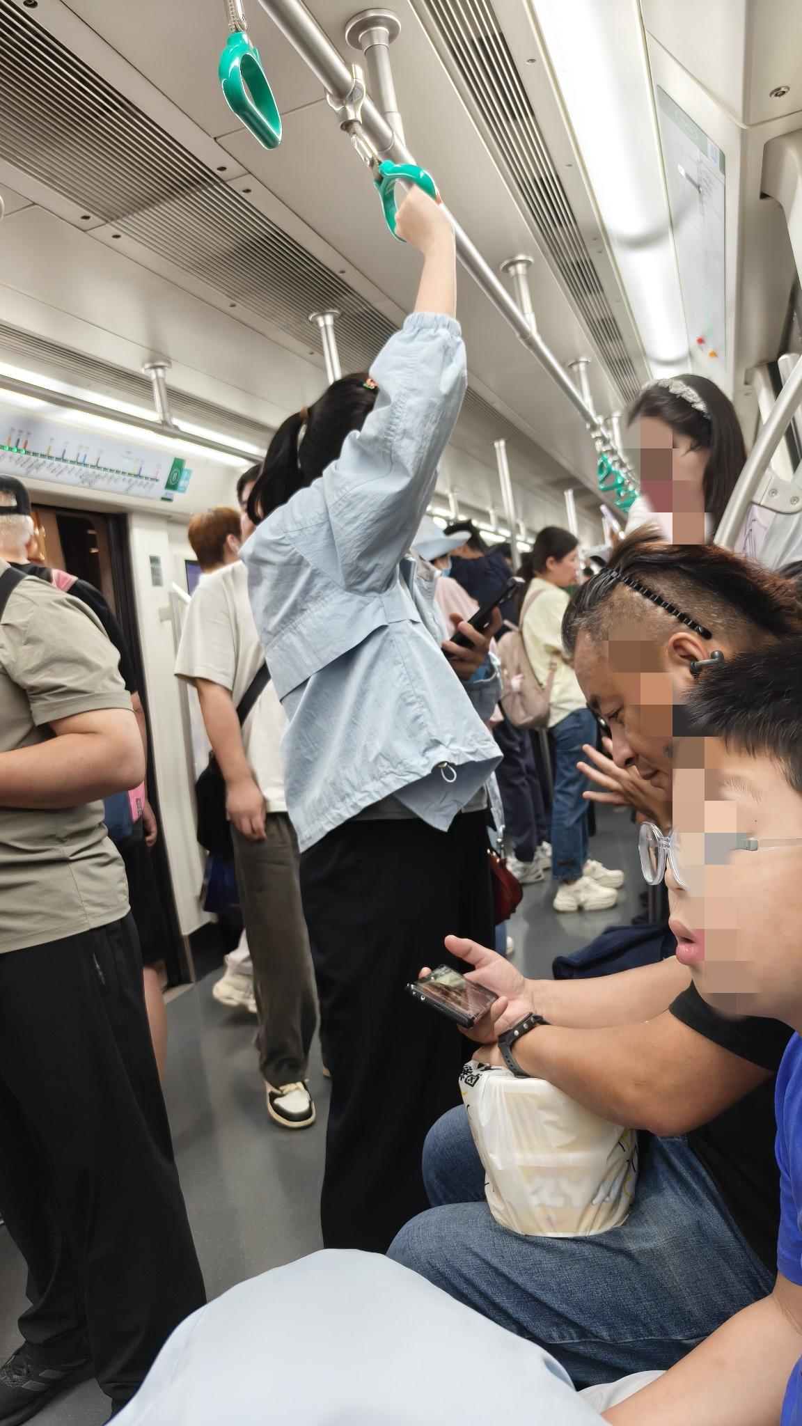 逛了趟故宫，返程时搭乘地铁，人多得让人难以忍受。这城市大了，着实不太好，无论走到