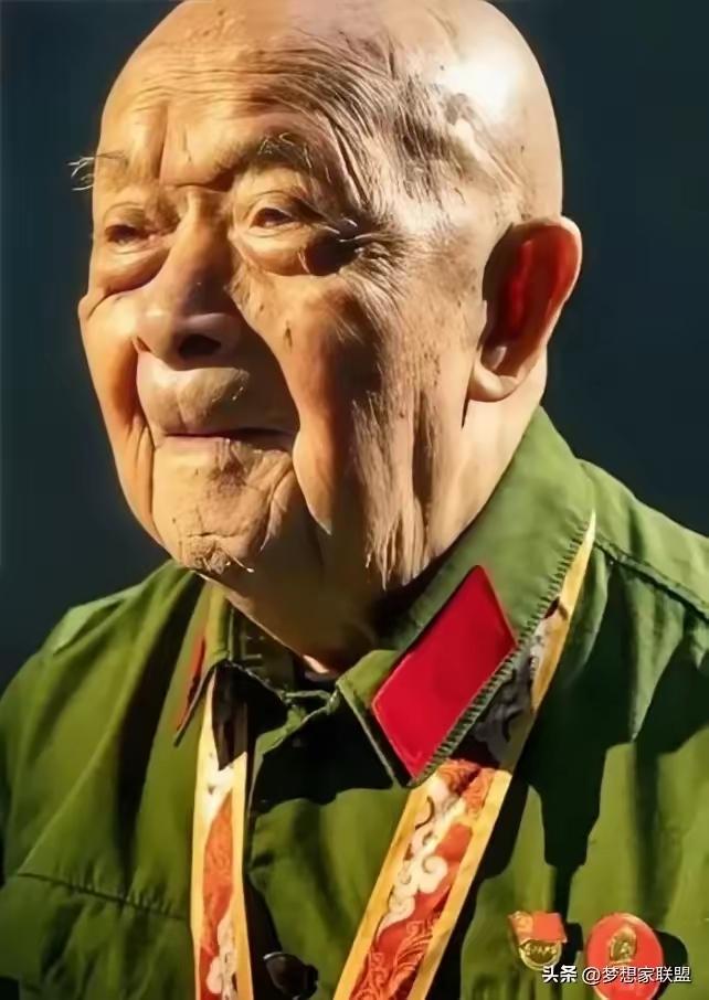 抗美援朝时，他一人歼敌400余人，立下汗马功劳，复员时，却因工作人员写错一字，苦