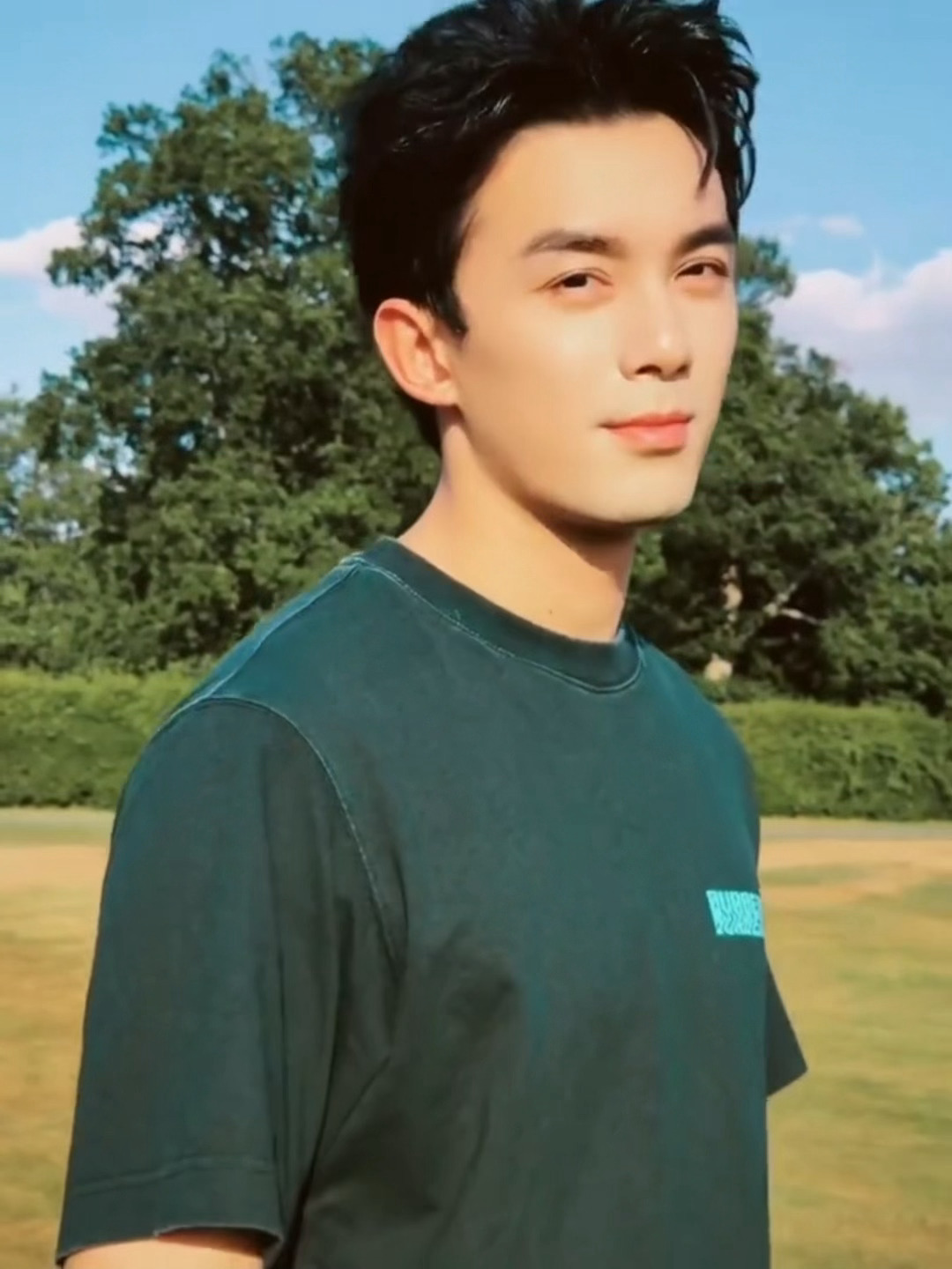 吴磊[超话]  我出去玩挺外向的，我敢和你吃饭​​​
