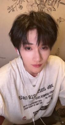 余宇涵突袭直播 救命！余宇涵你是懂怎么宠粉的，说直播就直播，素颜状态都超能打，我