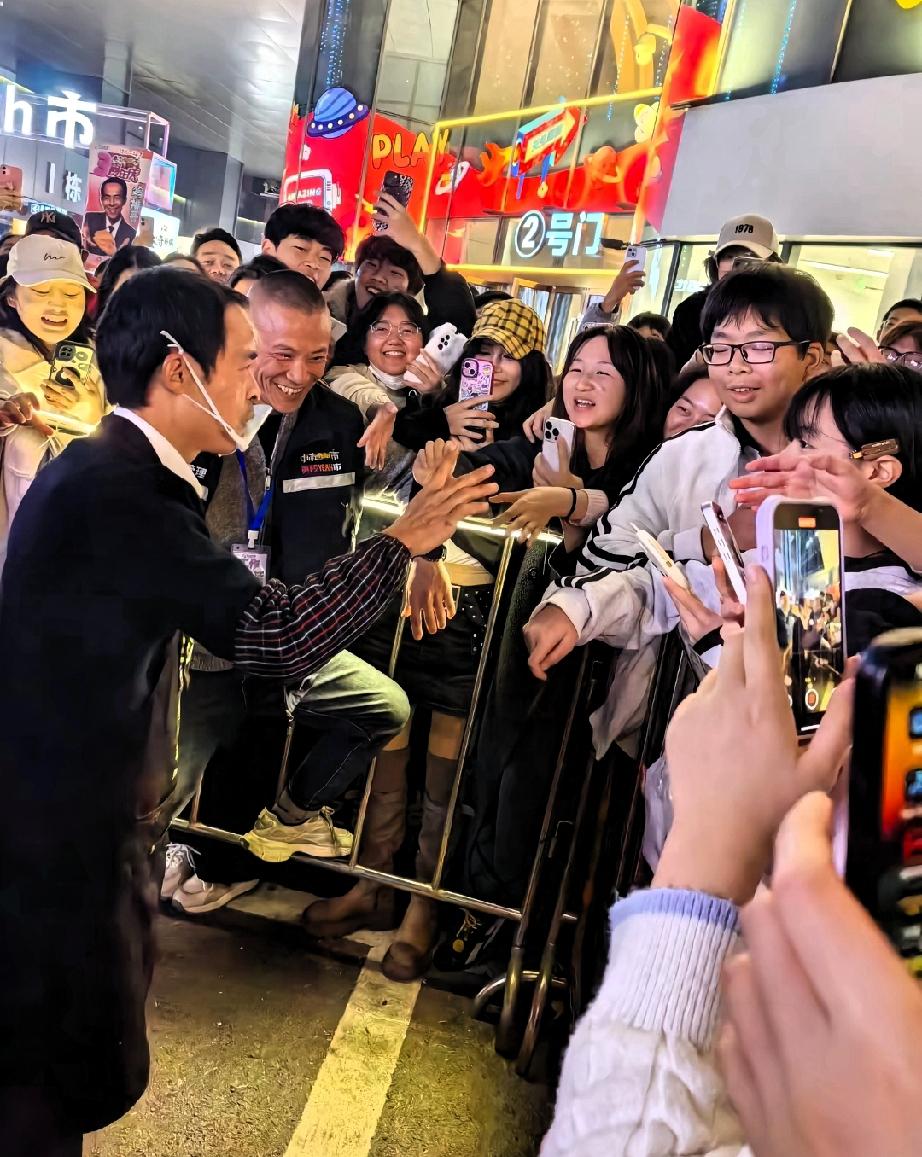 我发现自媒体唱衰鸡排哥
就是乱写乱说

鸡排哥在湖北宜昌
一如既往的受粉丝欢迎